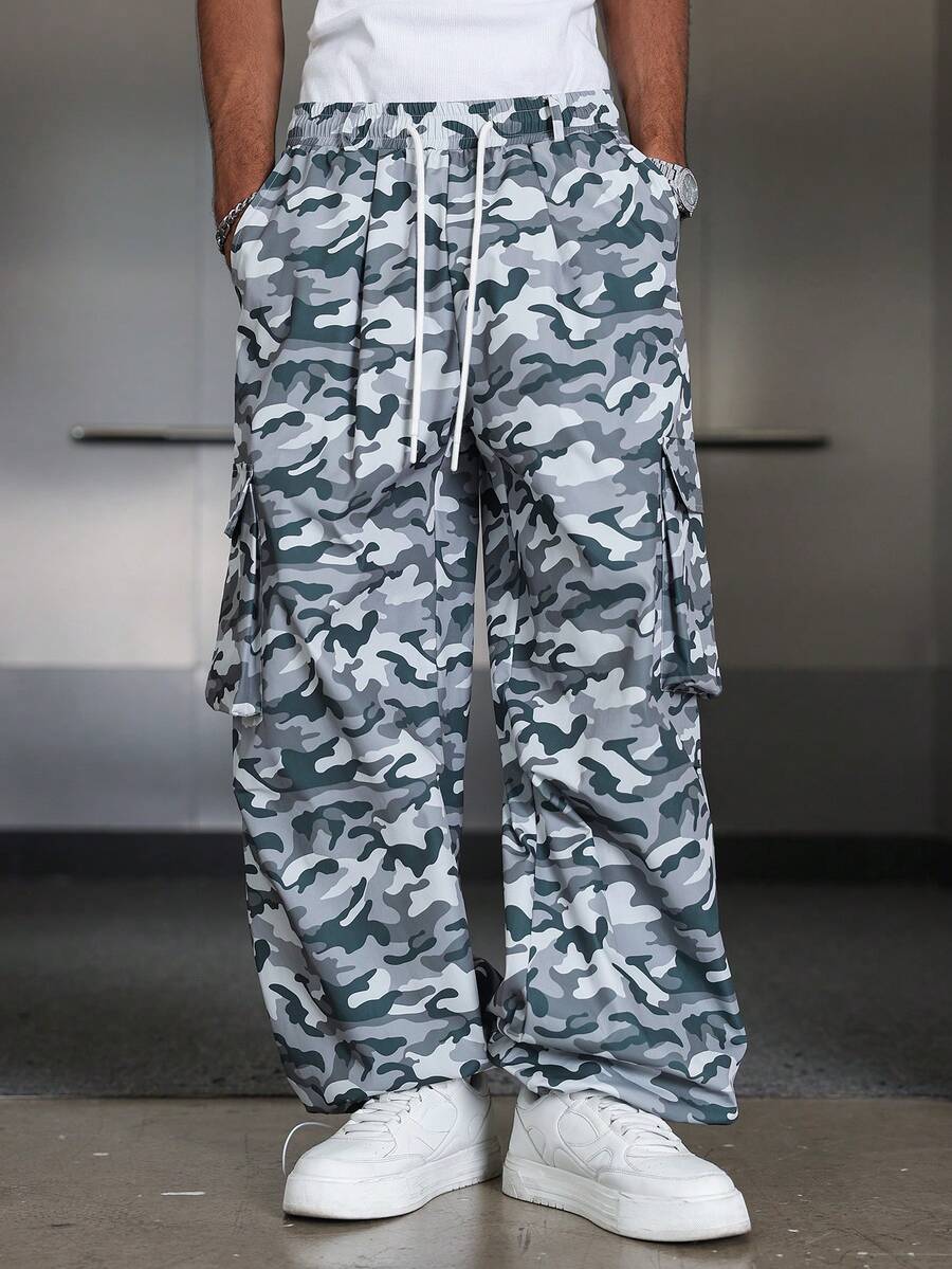 Manfinity EMRG Pantalones anchos de pierna ancha con estampado de camuflaje y cordón en la cintura para hombres - Multicolor - Ver 1