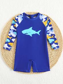 Baddräkt med dragkedja för spädbarn, tryck med haj och havsliv. Ett måste för sommarsemestern på stranden. Långärmad design, blå kontrastfärg, sött mönster med hajar och havsliv. Livlig och färgglad. Lämplig för söta pojkar att bära när de leker på stranden. - Kungsblått - Visa 6
