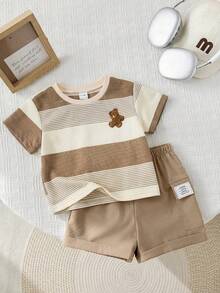 SHEIN Bộ 2 món cho bé trai mùa hè, gồm áo thun ngắn tay và quần short kaki cạp chun in hình gấu hoạt hình dễ thương. - Nhiều màu - Xem 4