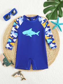 Baddräkt med dragkedja för spädbarn, tryck med haj och havsliv. Ett måste för sommarsemestern på stranden. Långärmad design, blå kontrastfärg, sött mönster med hajar och havsliv. Livlig och färgglad. Lämplig för söta pojkar att bära när de leker på stranden. - Kungsblått - Visa 7