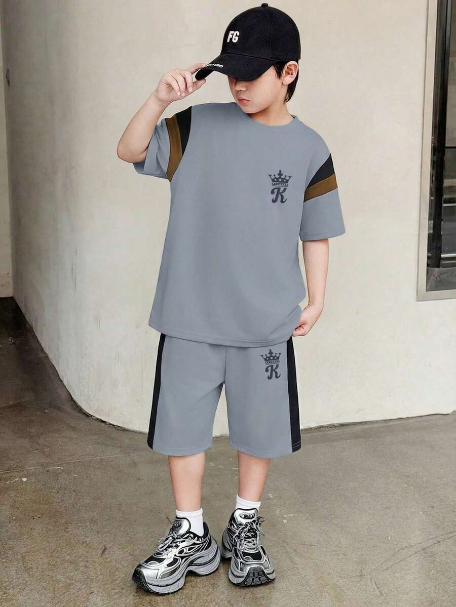 SHEIN 两件套男童休闲运动时尚舒适百搭柔软拼接撞色印花短袖圆领T恤和松紧腰短裤套装,适合秋季、春季、夏季穿着,适合日常穿着、户外玩耍、上学、街头风、派对和休闲场合。 - 彩色 - 查看 1
