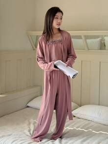 Dazy Kids Conjunto de pijama de niña preadolescente con bata de manga larga de hombros caídos de unicolor, camiseta sin mangas y pantalones con decoración floral, para primavera - Rosa - Ver 2