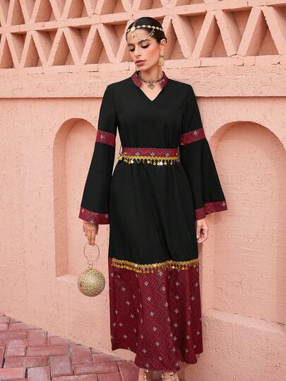 Al Najma Enfärgad lapptäcke geometriskt tryck klänning med åtsittande midja och skärp