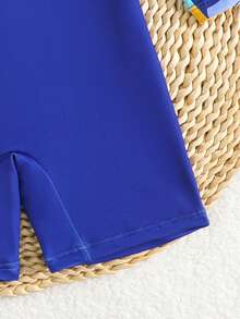 Baddräkt med dragkedja för spädbarn, tryck med haj och havsliv. Ett måste för sommarsemestern på stranden. Långärmad design, blå kontrastfärg, sött mönster med hajar och havsliv. Livlig och färgglad. Lämplig för söta pojkar att bära när de leker på stranden. - Kungsblått - Visa 5