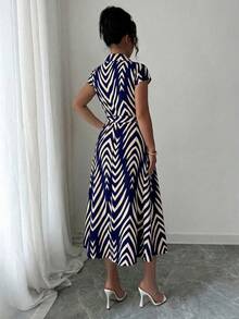 Elenzga 女士多色箭头印花V领高领连帽袖弹力腰摆喇叭长连衣裙，优雅时尚，适合情人节、复活节、狂欢节、劳动节、生日礼物、约会、教师节、休闲、度假、春夏等场合。 - 藏蓝色 - 查看 2