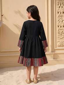 SHEIN 女童撞色几何花卉拼接连衣裙，时尚黑色连衣裙，春季新品 - 黑色 - 查看 2