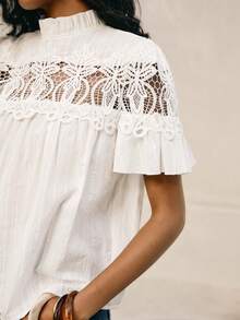 Poéselle 女士纯色刺绣提花面料浪漫蕾丝饰边拼接镂空荷叶边领宽松衬衫 - 白色 - 查看 4