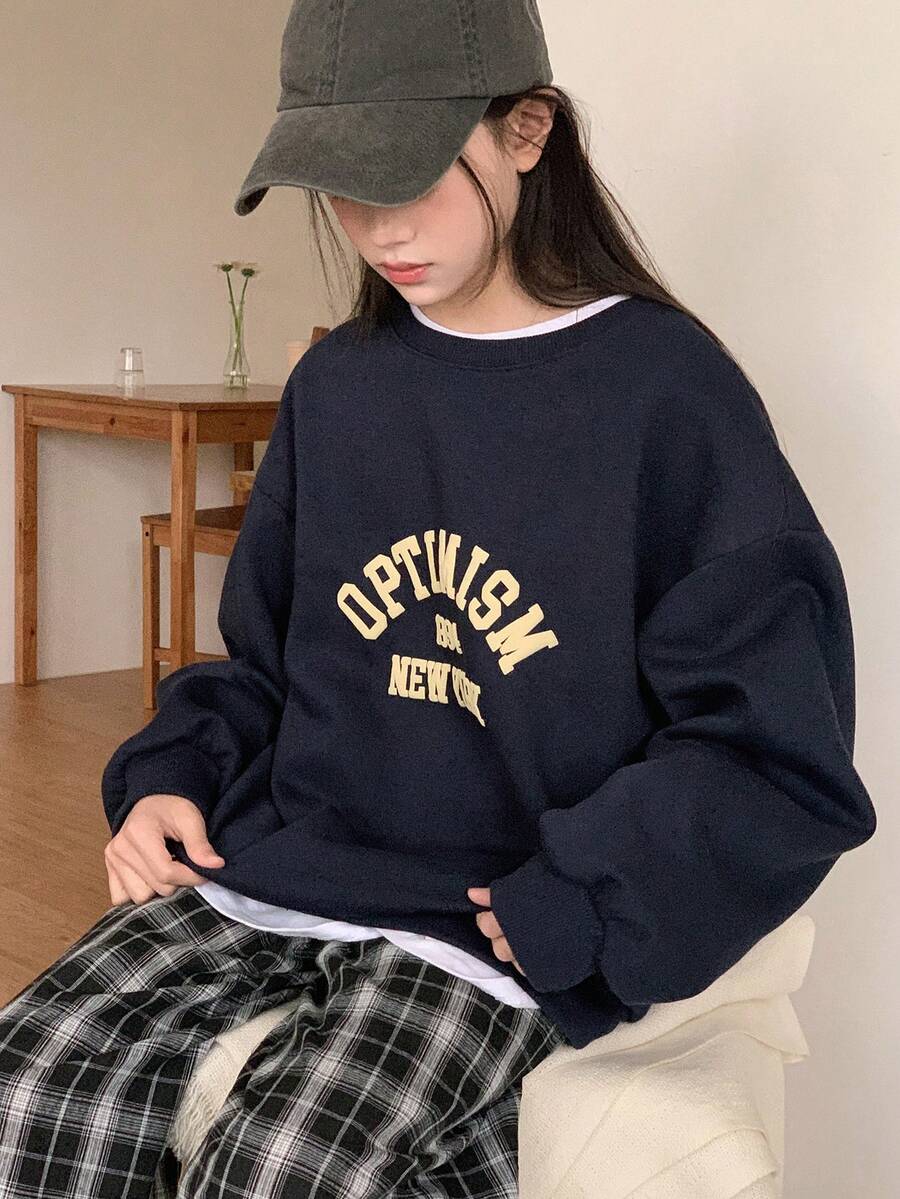 DAZY Sudadera casual holgada de cuello redondo, manga larga y hombros caídos con estampado de letras para adolescentes - Azul Marino - Ver 1