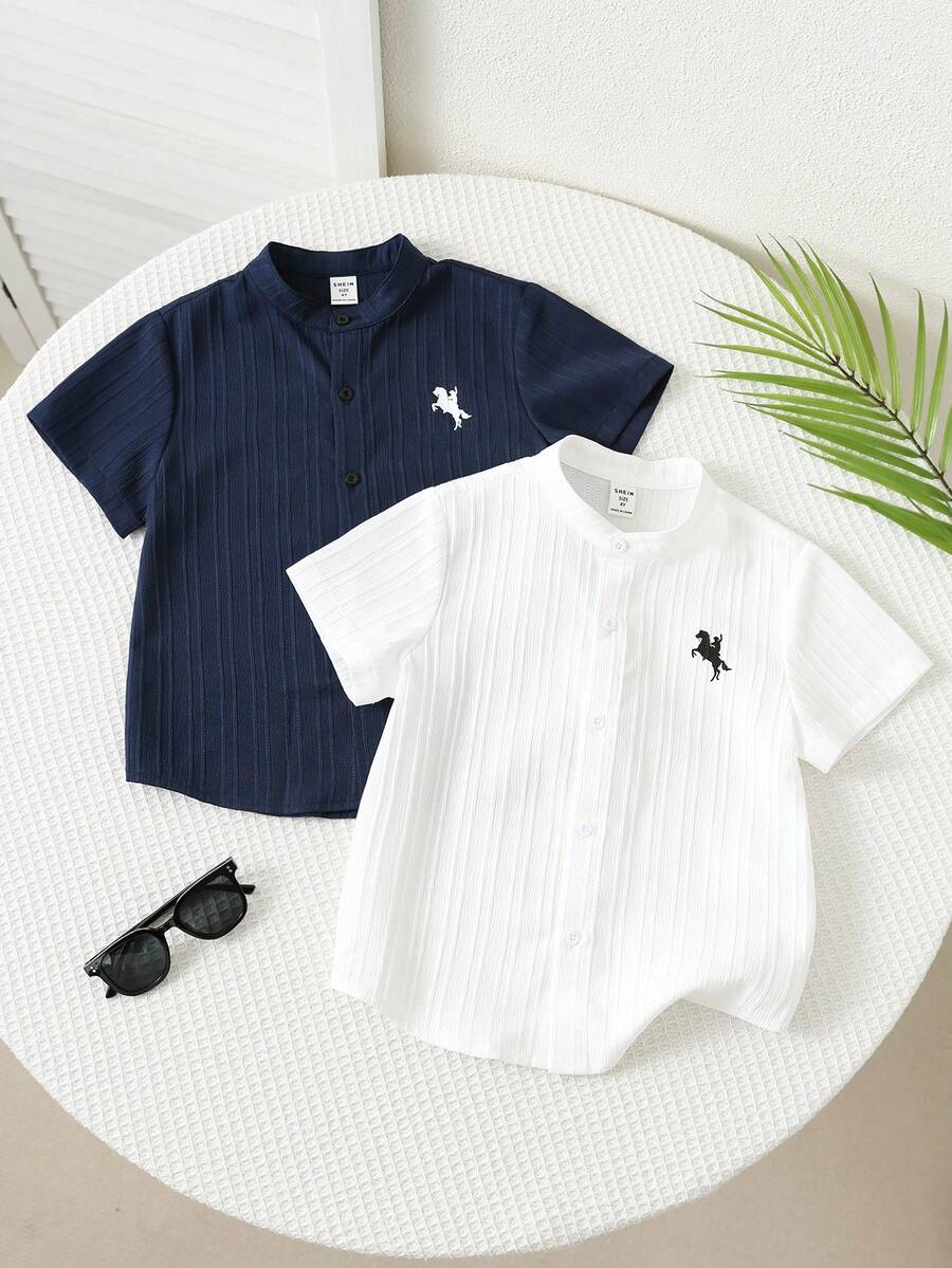 SHEIN Bộ 2 áo sơ mi dáng rộng cổ bẻ kiểu Hàn Quốc màu trơn cho bé trai, có hai màu, thích hợp mặc đi học, ở nhà, đi nghỉ mát, chơi thể thao, phù hợp cho mùa xuân và mùa hè. Mua 1 tặng 1, mua 2 tặng 1 với giá cực kỳ ưu đãi, thích hợp làm quà tặng. - Nhiều màu - Xem 1