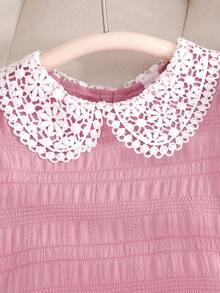 这款粉色提花泡泡袖连衣裙，搭配白色蕾丝领，泡泡袖增添了一丝俏皮可爱，白色蕾丝领则赋予其优雅气质。无论是居家休闲、与朋友聚会，还是参加夏日派对，都是理想之选。 - 粉色 - 查看 7