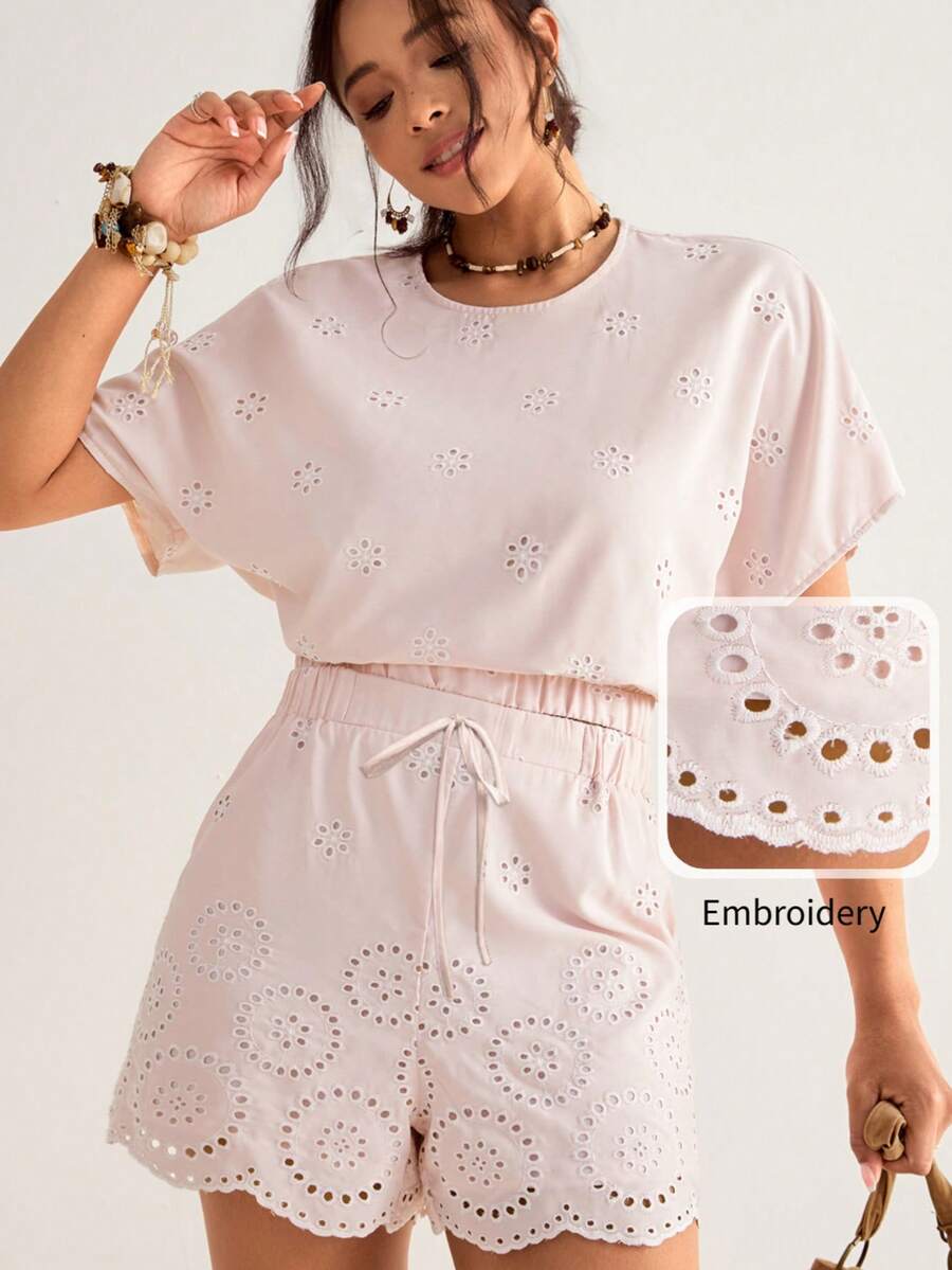 Freevana 大码纯色镂空刺绣圆领短袖上衣和短裤两件套 - 淺粉色 - 查看 1