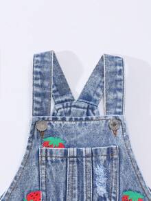 Elladie kids 女童草莓印花牛仔背带裤。甜美清新的造型，裤子上点缀着草莓图案，活泼可爱，毛边裤脚更添复古独特魅力，展现无拘无束的风格。宽松舒适，贴身合体，方便穿着，适合春季郊游、海滩度假等各种场合，成为时尚焦点！轻松打造青春活力造型，拥抱时尚！ - 淺色水洗藍 - 查看 4