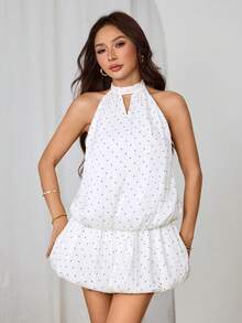 SHEIN PETITE Chiếc đầm ngắn dáng xòe bồng bềnh, cổ yếm buộc dây phía sau, thanh lịch này rất phù hợp cho đầu xuân/hè, những buổi hẹn hò ngày Valentine và các buổi tối đi chơi. Đầm có nền trắng trơn, họa tiết chấm bi đen trắng và đường viền chân đầm tôn dáng. Thích hợp cho các bữa tiệc cocktail, những buổi hẹn hò lãng mạn, các buổi họp mặt, sự kiện trang trọng, làm đầm phù dâu trong đám cưới và trang phục dạ hội. - trắng - Xem 6