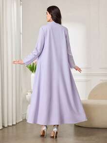 Al Najma Áo Abaya dài tay thanh lịch màu tím oải hương dành cho nữ, phối ren và đính đá, trang trí cúc. - Màu tím hoa cà - Xem 2