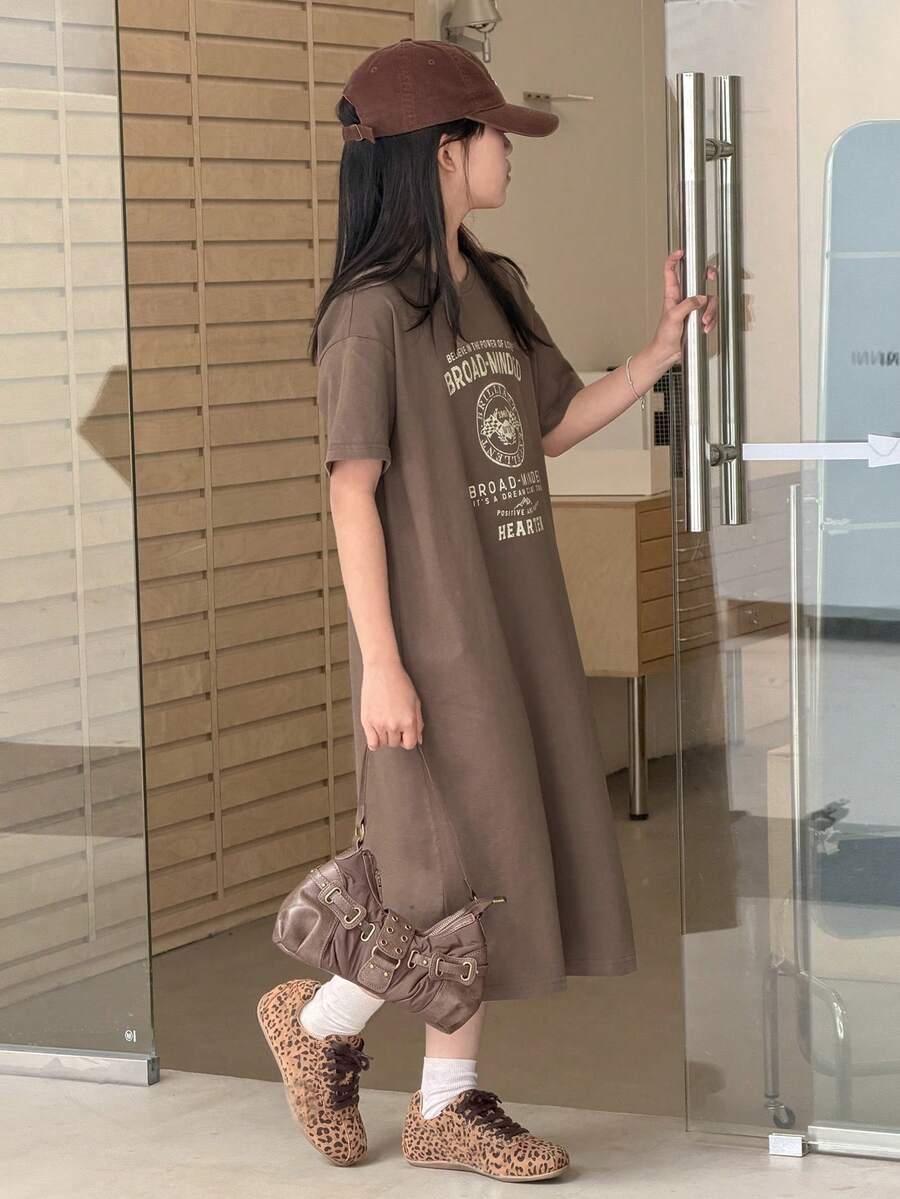 DAZY Đầm ngắn tay cổ tròn in họa tiết tối giản dành cho bé gái tuổi teen - màu nâu - Xem 1