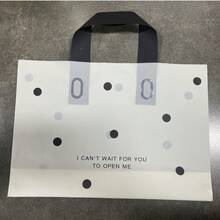 20个加厚塑料礼品手提袋，哑光可重复使用购物袋，黑白两色，适合派对礼品包装，防水，圆形波点图案，大容量，可用于装衣服、女士购物、生日、婚礼、情人节、单身派对、新娘送礼会、万圣节、圣诞节等场合。 - 彩色 - 查看 10