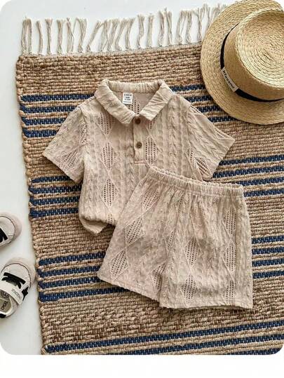 这款两件套男童休闲学院风复古套装包含一件翻领Polo衫和一条短裤，面料质感十足。适合儿童、幼儿男童和返校男童穿着。套装用途广泛，可用于生日派对、晚宴、演出、婚礼、洗礼、开幕式、日常穿着、上学、郊游、运动以及春夏季节。