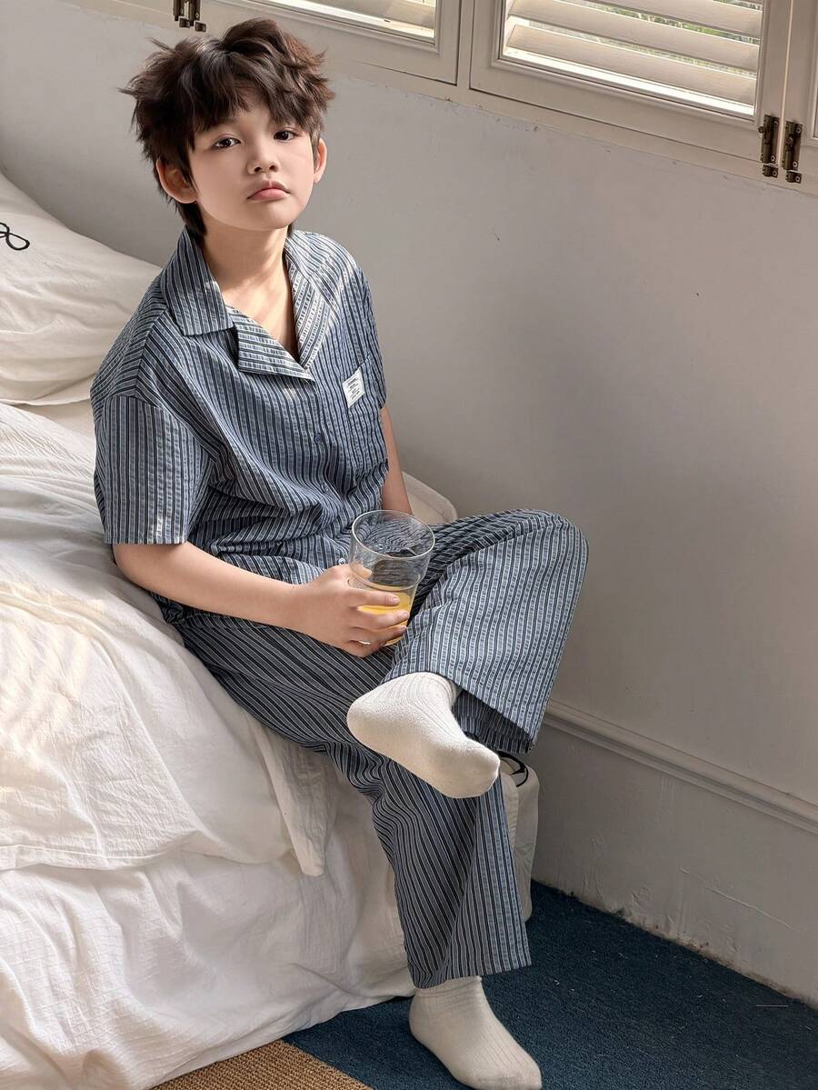 DAZY 男童条纹印花字母拼接口袋短袖衬衫和长裤睡衣套装 - 藏蓝色 - 查看 1