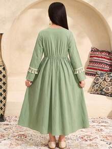 SHEIN KIDS Tween Girls Shades Of Green Autumn Boho Family Matching Striped Patchwork Tassel Elastic Long Sleeve Flared Maxi Arabic Modest Dress - Green - View 2