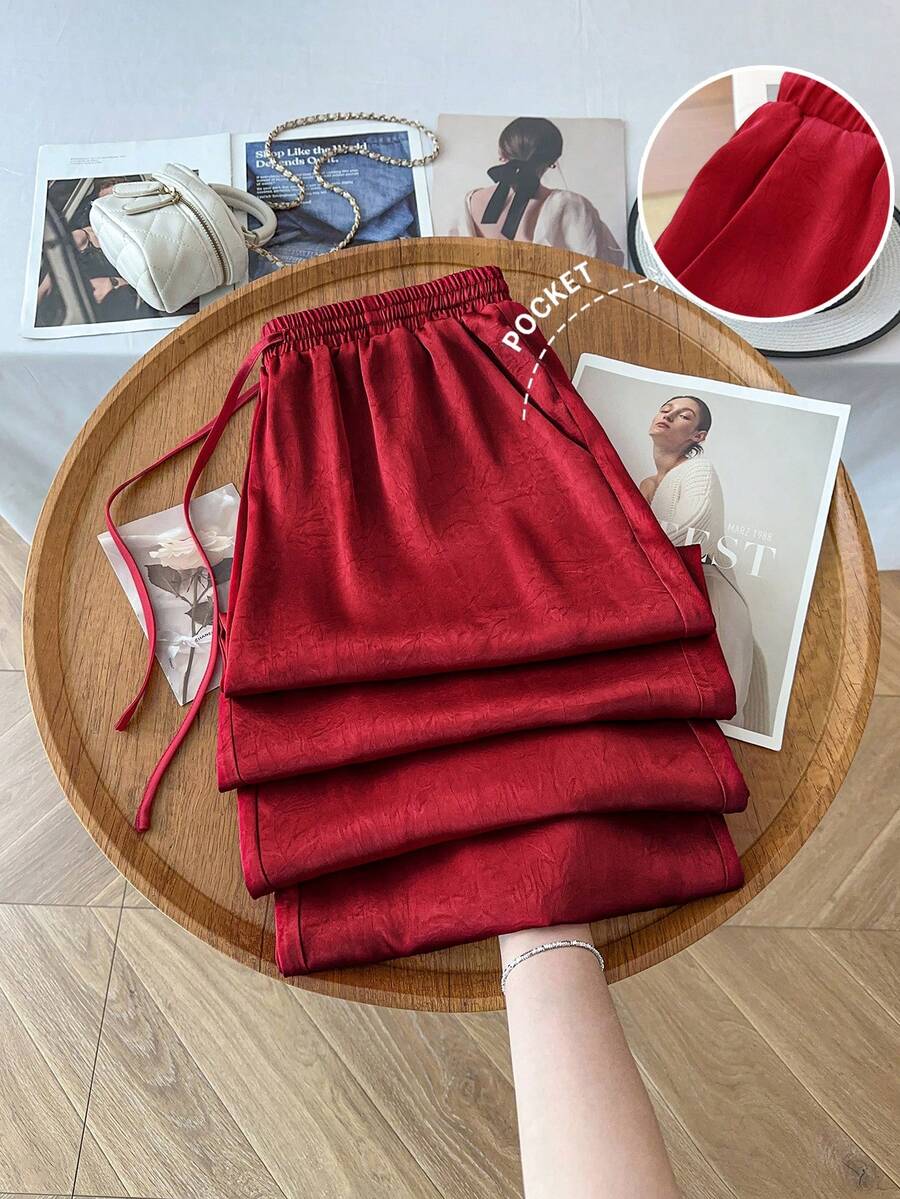 GlowEve CURVE Calça feminina Regalyn Plus Size em cetim drapeado, confortável, elegante e casual para férias, ideal para primavera, verão e outono. Tecido perfeito para primavera, verão e outono. - Vermelho - Ver 1