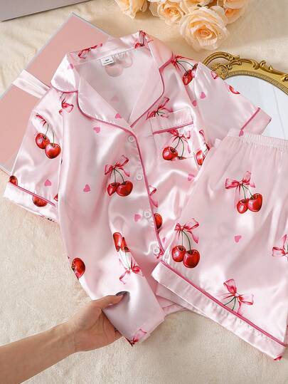 Conjunto de pijama para niñas, con estampado de corazones y lazos rosados, estampado de cerezas, de seda sintética, con ribetes contrastantes, top de manga corta y shorts, cuello de moda, ropa de estar en casa casual