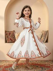 SHEIN Vestito medio con ricamo floreale elegante e vintage per ragazza tween, abito lungo casual e minimalista con maniche lunghe in stile arabo adatto per primavera/estate, stile Ramadan per vacanze in famiglia. Abito lungo modesto con maniche lunghe elegante per ragazza tween, abaya per la preghiera, comodo e casual, vibes da vacanza, kaftan modesto, jalabiya per bambine, vestito verde blu. Mamma e sorelle e io. - Bianco - Visualizzare 3