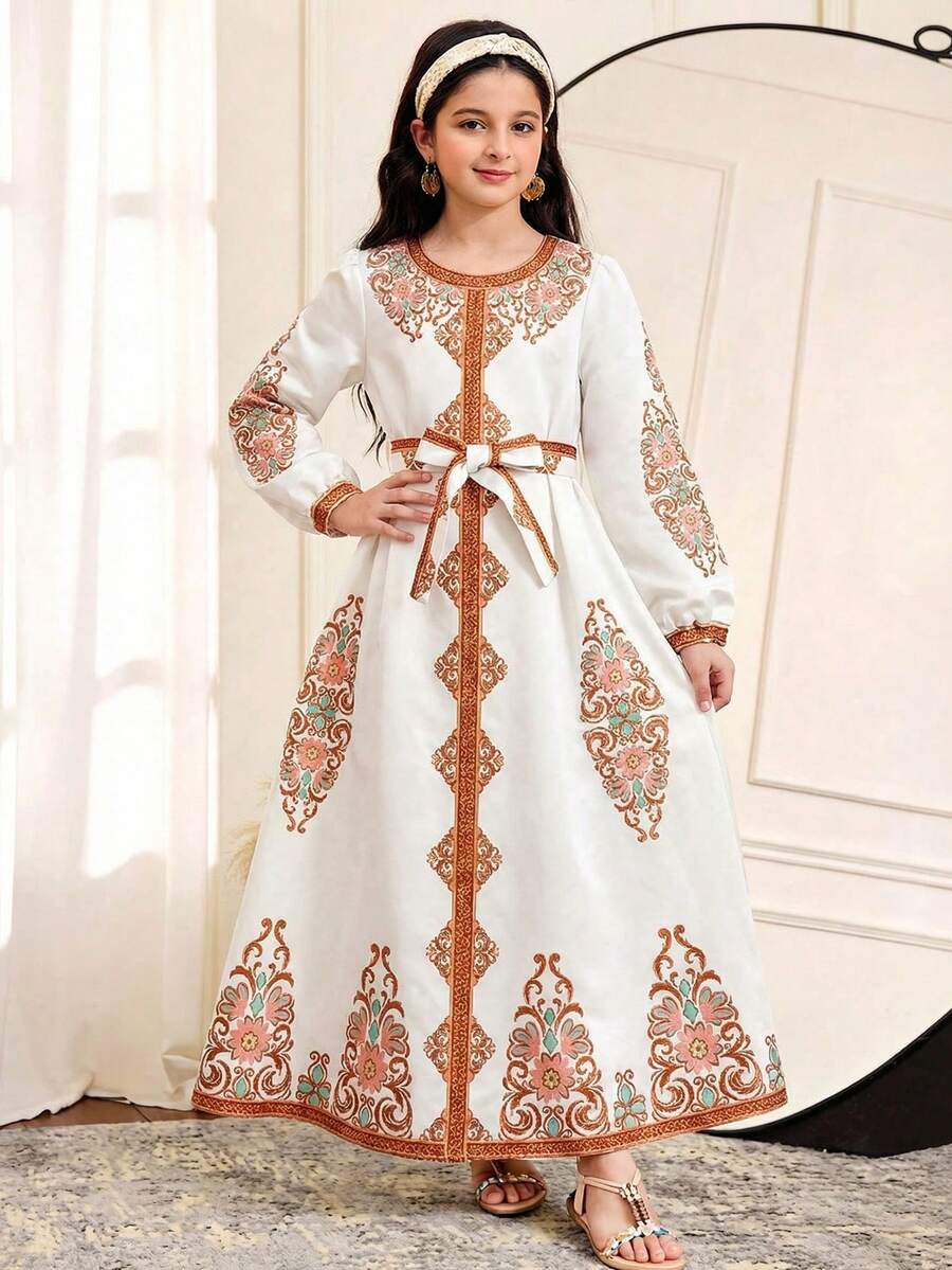 SHEIN Vestito medio con ricamo floreale elegante e vintage per ragazza tween, abito lungo casual e minimalista con maniche lunghe in stile arabo adatto per primavera/estate, stile Ramadan per vacanze in famiglia. Abito lungo modesto con maniche lunghe elegante per ragazza tween, abaya per la preghiera, comodo e casual, vibes da vacanza, kaftan modesto, jalabiya per bambine, vestito verde blu. Mamma e sorelle e io. - Bianco - Visualizzare 1