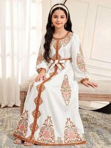 SHEIN Vestito medio con ricamo floreale elegante e vintage per ragazza tween, abito lungo casual e minimalista con maniche lunghe in stile arabo adatto per primavera/estate, stile Ramadan per vacanze in famiglia. Abito lungo modesto con maniche lunghe elegante per ragazza tween, abaya per la preghiera, comodo e casual, vibes da vacanza, kaftan modesto, jalabiya per bambine, vestito verde blu. Mamma e sorelle e io. - Bianco - Visualizzare 5