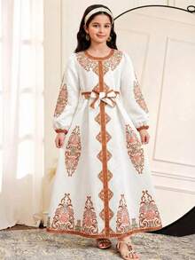 SHEIN Vestito medio con ricamo floreale elegante e vintage per ragazza tween, abito lungo casual e minimalista con maniche lunghe in stile arabo adatto per primavera/estate, stile Ramadan per vacanze in famiglia. Abito lungo modesto con maniche lunghe elegante per ragazza tween, abaya per la preghiera, comodo e casual, vibes da vacanza, kaftan modesto, jalabiya per bambine, vestito verde blu. Mamma e sorelle e io. - Bianco - Visualizzare 4