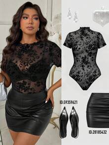 Femmeverse 大码女式植绒蕾丝短袖连体衣，性感修身 - 黑色 - 查看 1