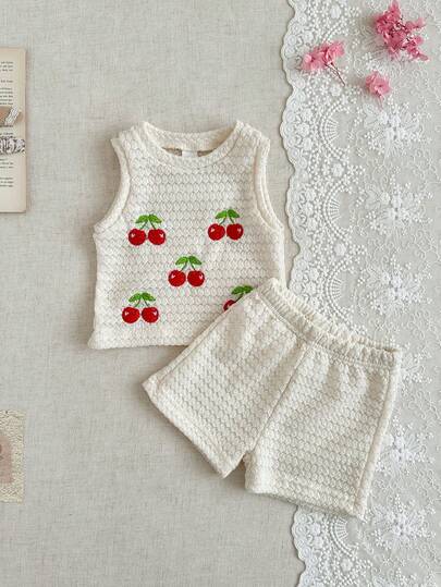SHEIN 女婴夏季红色草莓印花套装，无袖圆领上衣搭配同色短裤，甜美风格，轻盈设计，适合户外活动、居家休闲和朋友聚会。