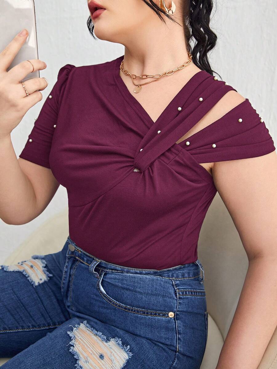SHEIN Privé 大码女式纯色仿珍珠装饰不对称领T恤 - 酒紅色 - 查看 1