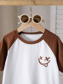 SHEIN Genkimix Kids 2件套幼儿男童宽松休闲白色拼接卡其色短袖T恤和短裤套装 - 卡其色 - 查看 3