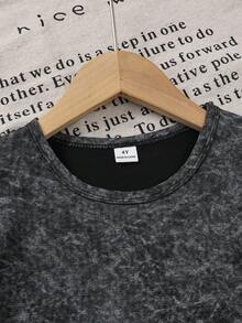 Genkimix Kids Top de manga corta para niños, camiseta de manga corta de cuello redondo de ajuste holgado para niños pequeños, color negro con estampado de copo de nieve desgastado y el número "56" impreso en la espalda, estilo callejero de moda y llamativo adecuado para el verano, salidas casuales, reuniones, uso diario para crear un aspecto fresco y elegante de niño pequeño - Negro - Ver 3