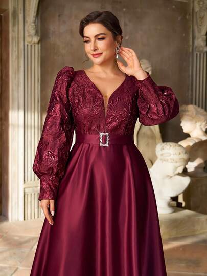 Aureia 加大码优雅奢华酒红色提花缎面拼接深 V 领泡泡袖连衣裙，搭配腰带和水钻纽扣设计，适合晚会、约会、舞会、度假、生日、婚礼