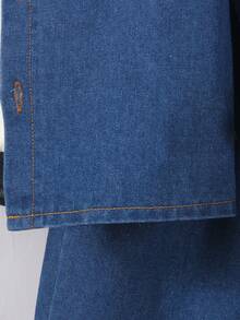 SHEIN Streecool Kids 这款男童时尚休闲长袖牛仔套装，采用简约宽松的翻领设计，正面饰有棕色压纹字母印花和实用小口袋，搭配舒适的休闲裤，尽显简约优雅。适合春秋季日常穿着、上学、旅行和休闲活动，是必备的牛仔单品。 - 深色水洗藍 - 查看 8