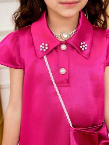 1 pieza Vestido de línea A con mangas de volantes, cuello de satén, abertura delantera, decoración de strass y perlas, bolso bandolera a juego con lazo, volantes en el bajo, vestido elegante y versátil de estilo retro para niñas en verano - Morado - Ver 9