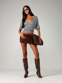 MISSGUIDED Top corto con fruncido delantero en color salvia, cuello en V profundo y mangas cortas para uso casual - Gris - Ver 4