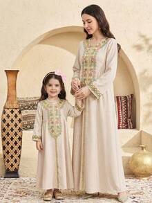 SHEIN 这款可爱优雅的3D立体花卉刺绣拼接宽松长袖连衣裙，适合春夏日常穿着，也适合节日、家庭聚会和特殊场合，是姐妹装、母女装、姐妹装的理想选择。阿拉伯长袍，优雅花卉图案，阿拉伯连衣裙，优雅高贵，适合祈祷穿着，儿童阿拉伯长袍。春夏时尚亲子度假装，卡其色 - 紅色 - 查看 5