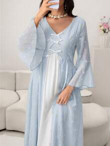 Yasmyna V领碎花收腰喇叭袖蝴蝶结优雅连衣裙 - 藍白色 - 查看 3