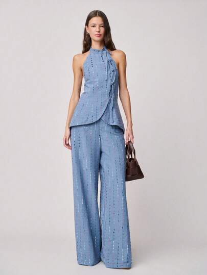 Nöista Conjunto de top halter y pantalones de pierna ancha con tela texturizada y sutil detalle de rayas multicolor. Presenta una parte superior envolvente asimétrica con lazo lateral y pantalones rectos de cintura alta relajados. Perfecto para looks primaverales y veraniegos, estilo chic desenfadado y versátil de día a noche.