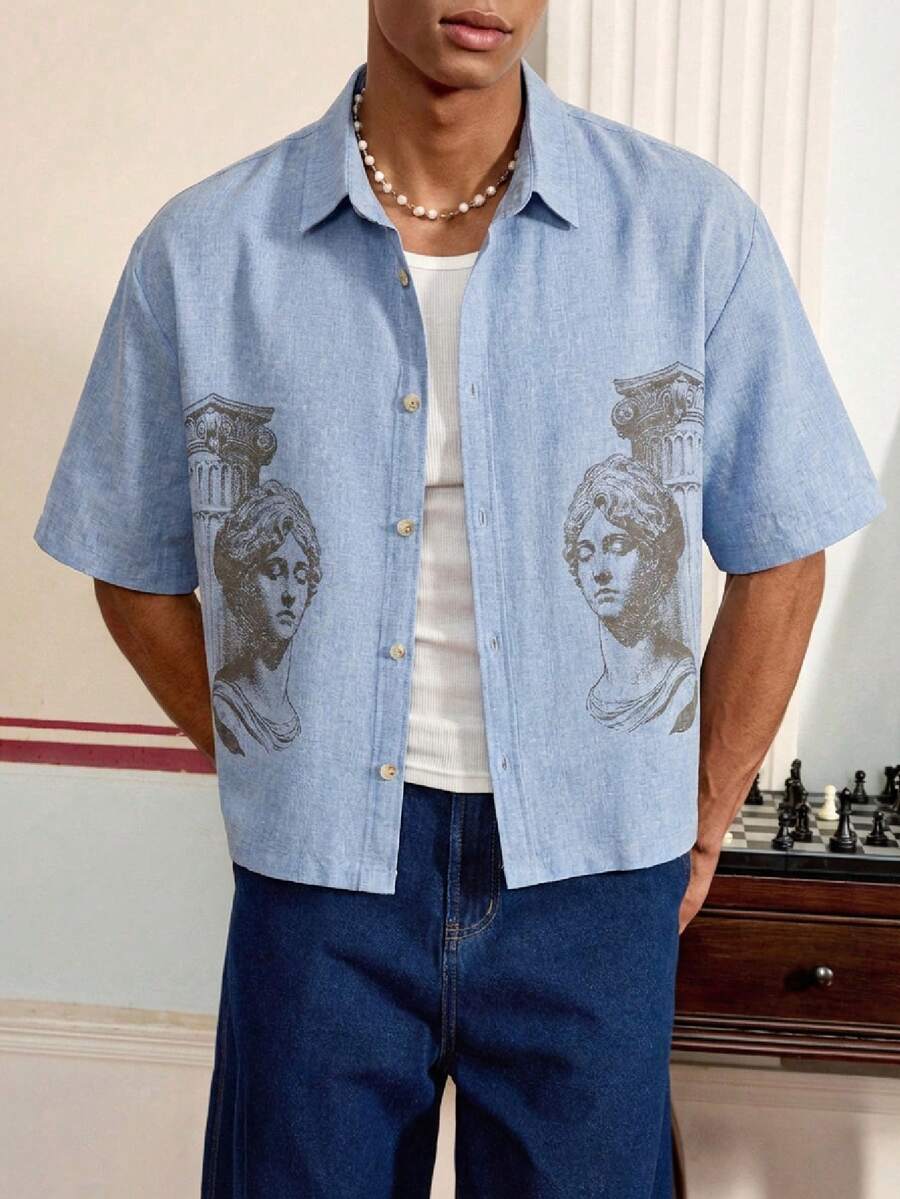 SWAVVY 男士落肩短袖前扣罗马肖像印花衬衫 男士上帝衬衫 复古男士衬衫 浅蓝色衬衫 男士美杜莎图案衬衫 圣母玛利亚衬衫 Manfinity 男士短袖牛仔衬衫 男士衬衫 美杜莎衬衫 男士短款衬衫 浅蓝色短款衬衫 男士短袖图案衬衫 - 藍色 - 查看 1