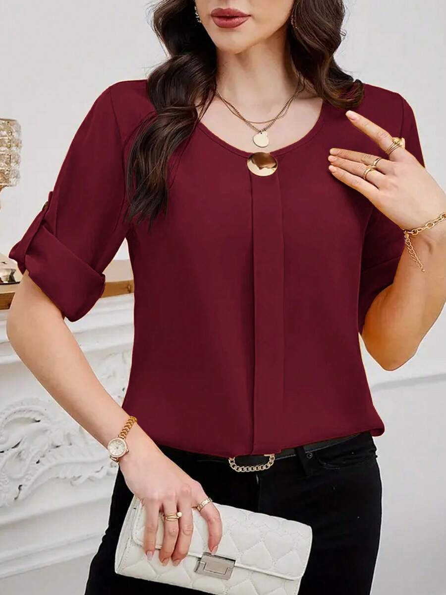 SHEIN Clasi Kemeja Lengan Gulung Elegan Kerah Bulat Warna Polos dengan Dekorasi Logam untuk Komuter - Merah - View 1