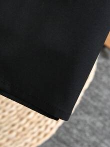 SHEIN 两件套男童复古花卉图案黑色长袍，金色装饰，长袖上衣搭配白色立领长衬衫，适合正式场合、生日派对、锐舞派对、晚宴、演出、婚礼、迎婴派对和一周岁生日庆祝。 - 黑色 - 查看 11