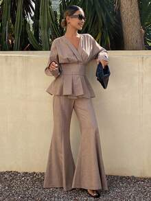 Livesso Bộ 2 món gồm áo croptop cổ chữ V viền bèo và quần dài kiểu dáng thường ngày dành cho nữ. - Cà phê nâu - Xem 4