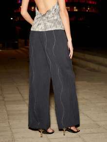 Nöista Chiếc quần đen thanh lịch này có kiểu dáng ống rộng thoải mái, được nhấn nhá bằng những họa tiết sóng đính sequin tinh tế. Hoàn hảo cho những buổi tối nghỉ xuân, trang phục sinh nhật cho các bữa tiệc hoặc những bộ trang phục trang nhã trong các dịp lễ hội, chúng kết hợp sự thoải mái và tinh tế trong bộ sưu tập trang phục nghỉ xuân dành cho nữ. - Màu xám đen - Xem 4