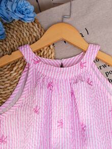 SHEIN 女童粉色条纹蝴蝶结纹理泡泡褶皱面料度假韩版休闲露背白色流苏上衣和裤子套装 - 粉色 - 查看 5