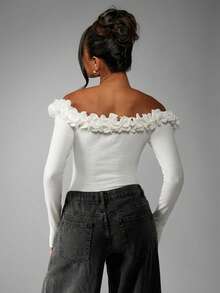 MISSGUIDED 露肩荷叶边长袖连体衣，一字领口修身款，饰有花卉贴花细节 - 奶油色 - 查看 2