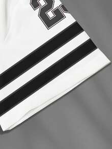 Manfinity Campus Court 23 Koszulka z nadrukiem w paski i ukośnymi kieszeniami, czarne spodenki, sportowy garnitur