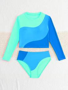 SHEIN 这款少女两件式长袖防晒泳衣专为少女设计，是海滩和海边度假的理想之选。时尚的紫色撞色设计，搭配针织面料，尽显优雅、休闲、迷人魅力。非常适合游泳、夏季假期、海滩郊游、泳池派对、夏季假日派对和休闲旅行。 - 淺藍色 - 查看 6